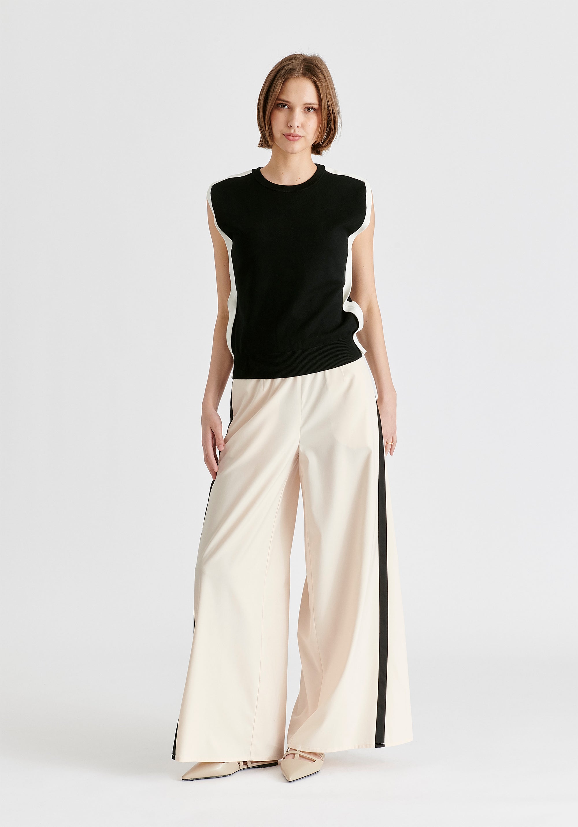 Contrast Trim Round Neck Knit Top in Black and White