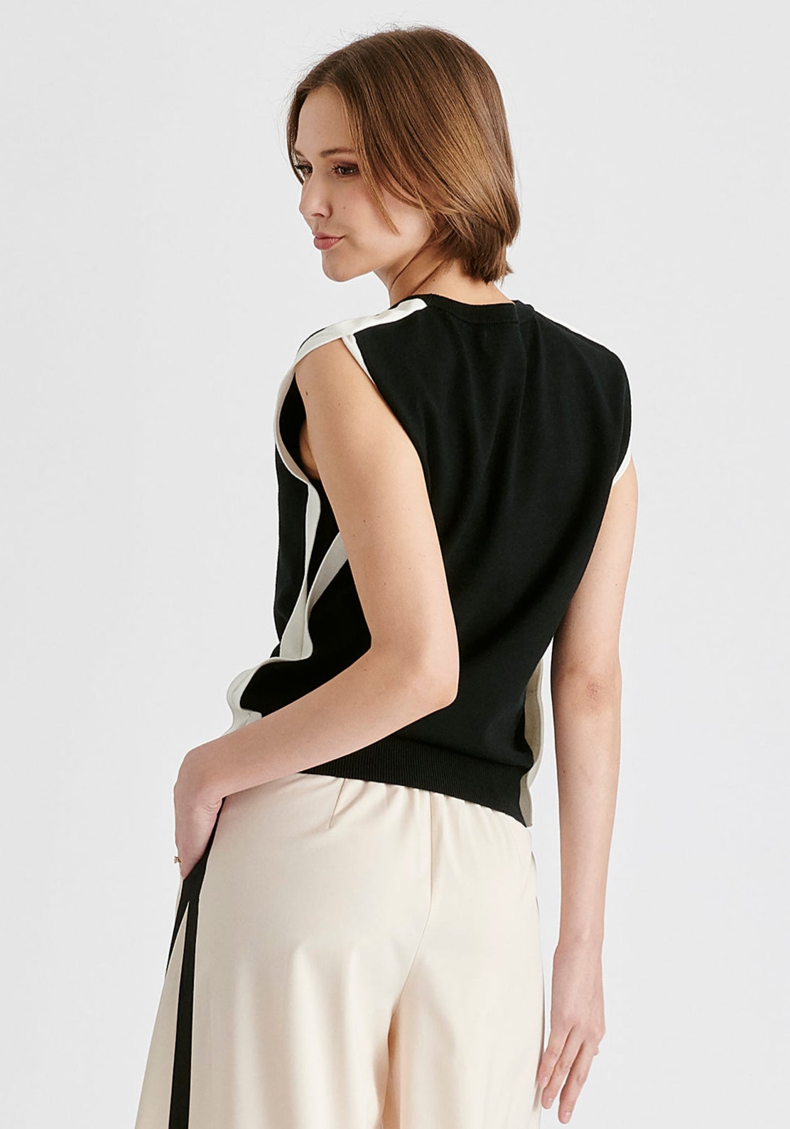 Contrast Trim Round Neck Knit Top in Black and White