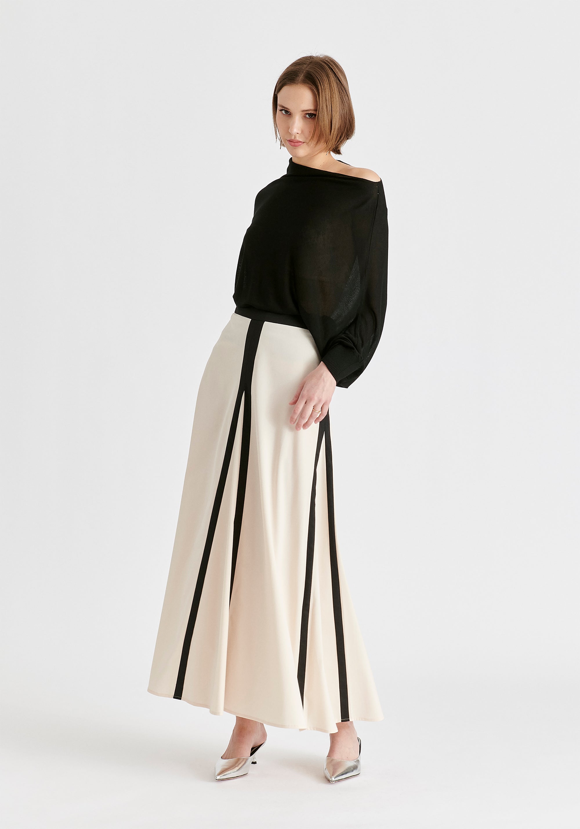 Contrast Trim Maxi Skirt in Beige and Black Side
