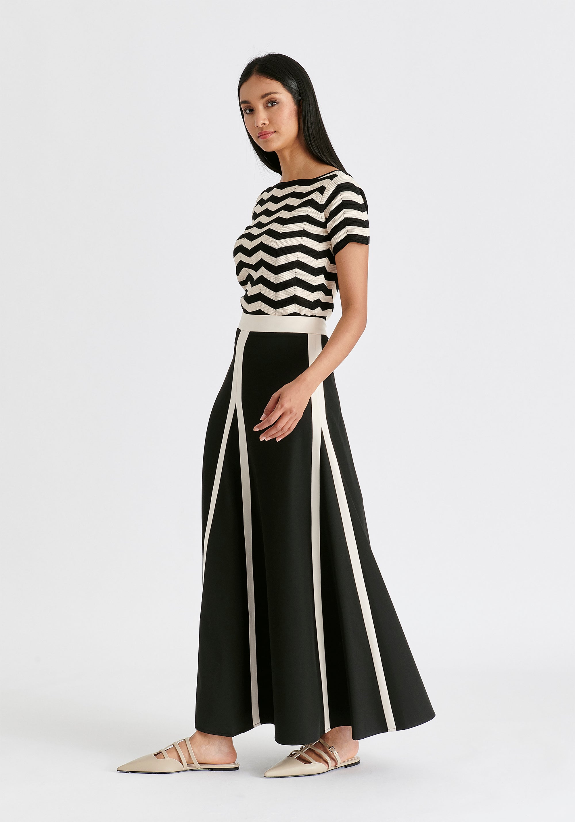 Contrast Trim Maxi Skirt in Black and Beige Side