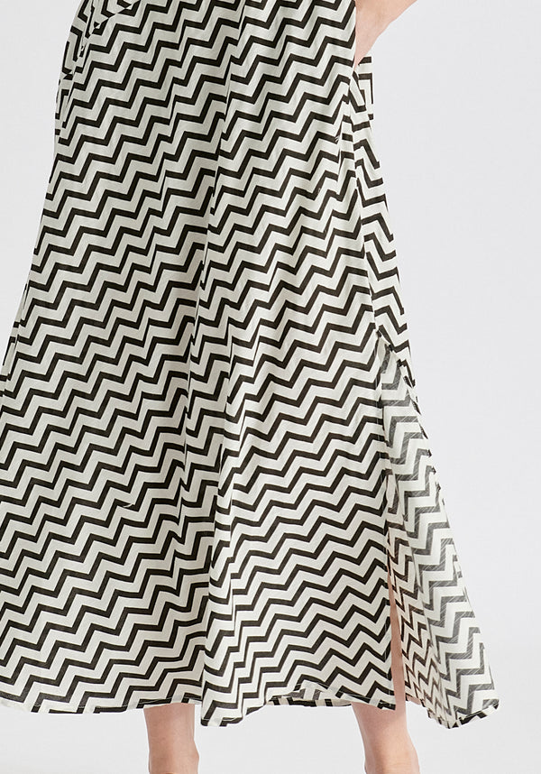 A-Line Midaxi Dress in Zigzag Pattern in White and Black Closeup