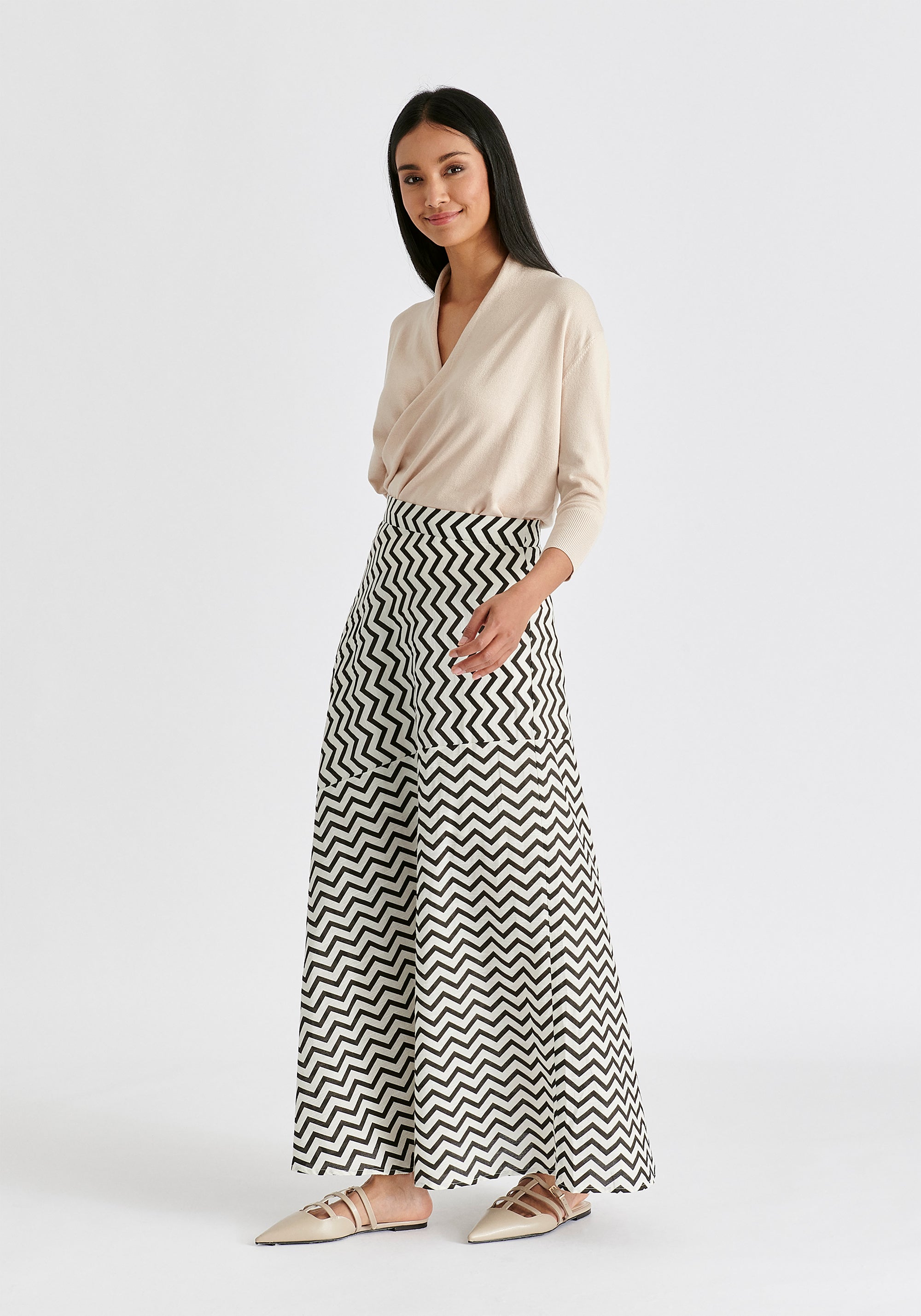 Maxi Skirt in Zigzag Pattern in White and Black Side