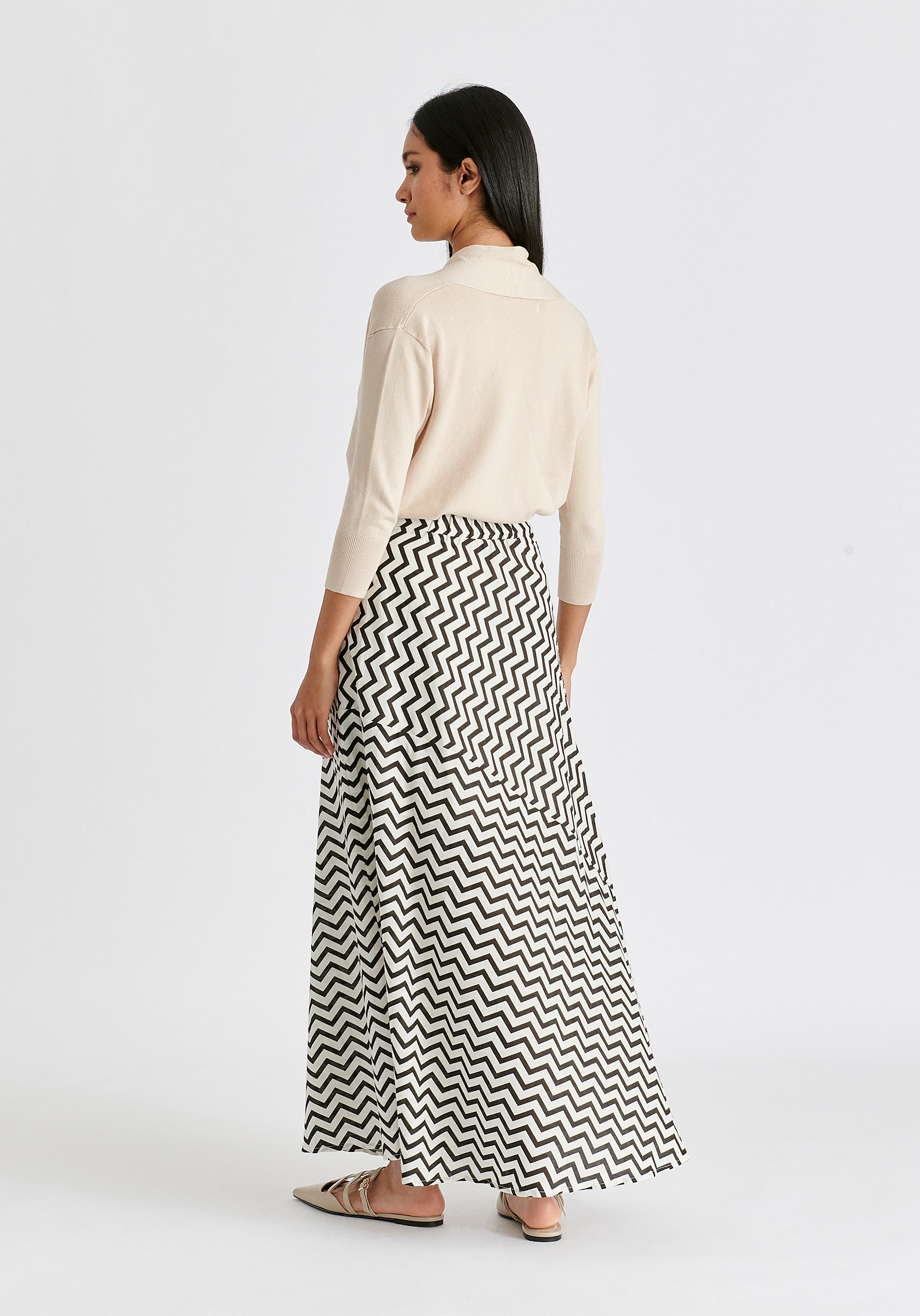Maxi Skirt in Zigzag Pattern in White and Black Back