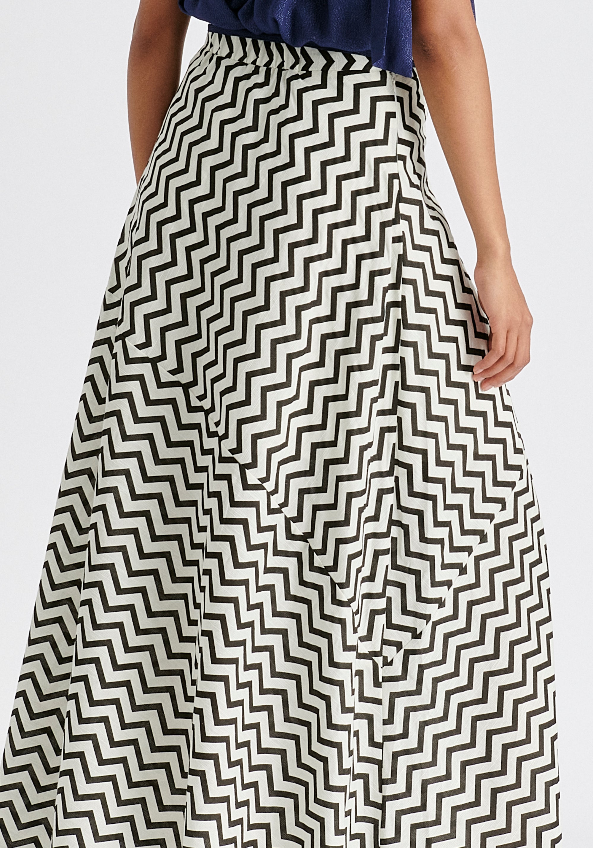 Maxi Skirt in Zigzag Pattern in White and Black Closeup