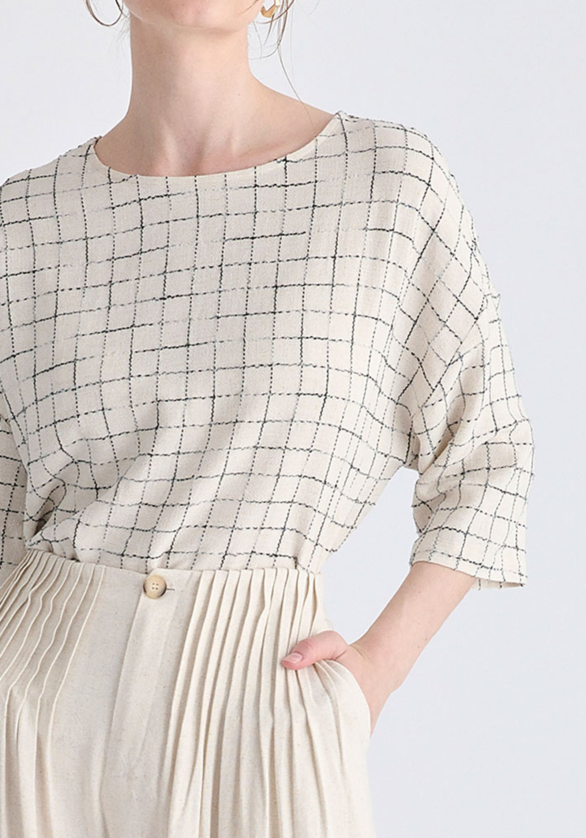Side Splits Detail Relaxed Top in Oatmeal and Black Closeup