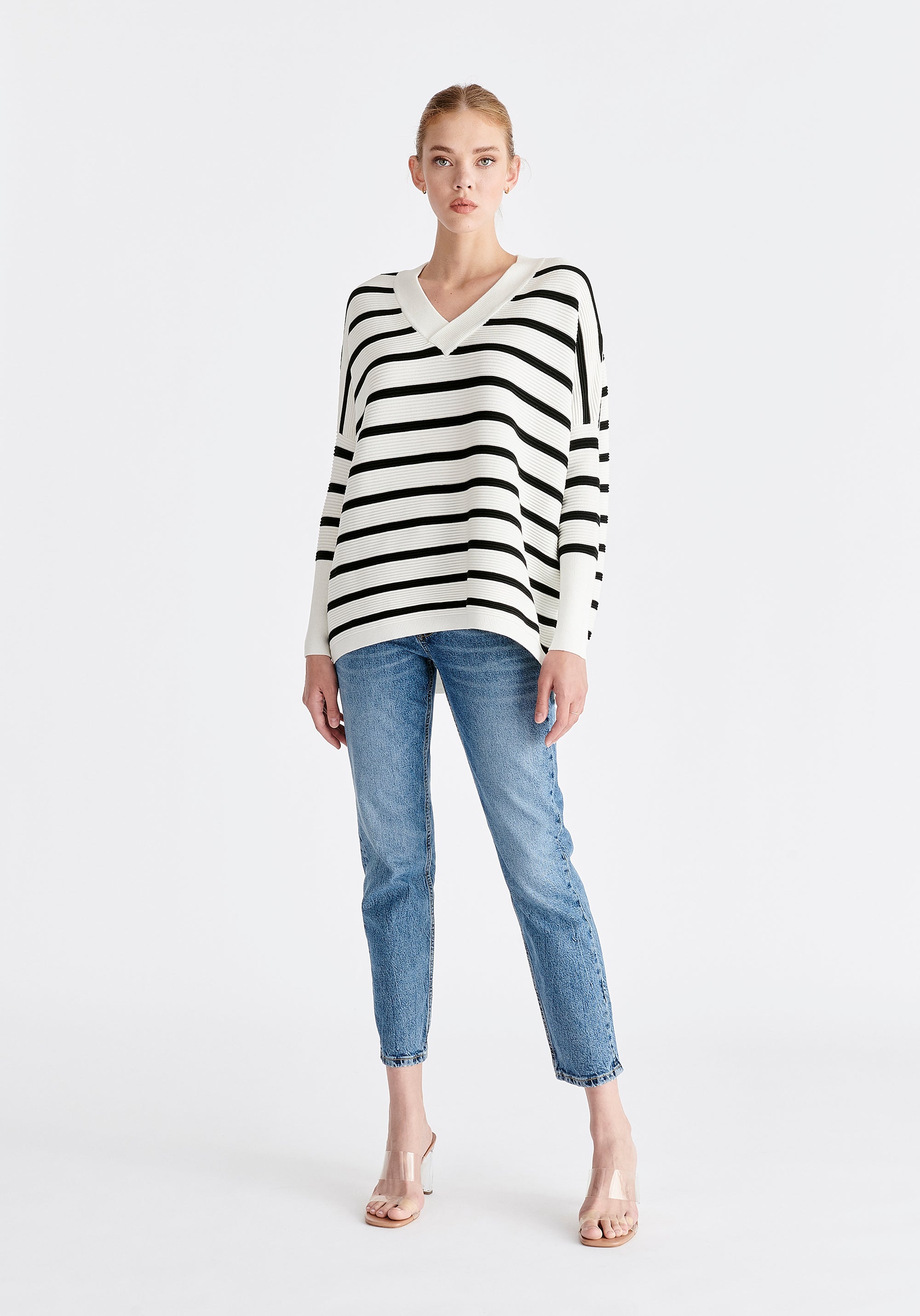 Paisie V-Neck Ribbed Jumper in White and Black