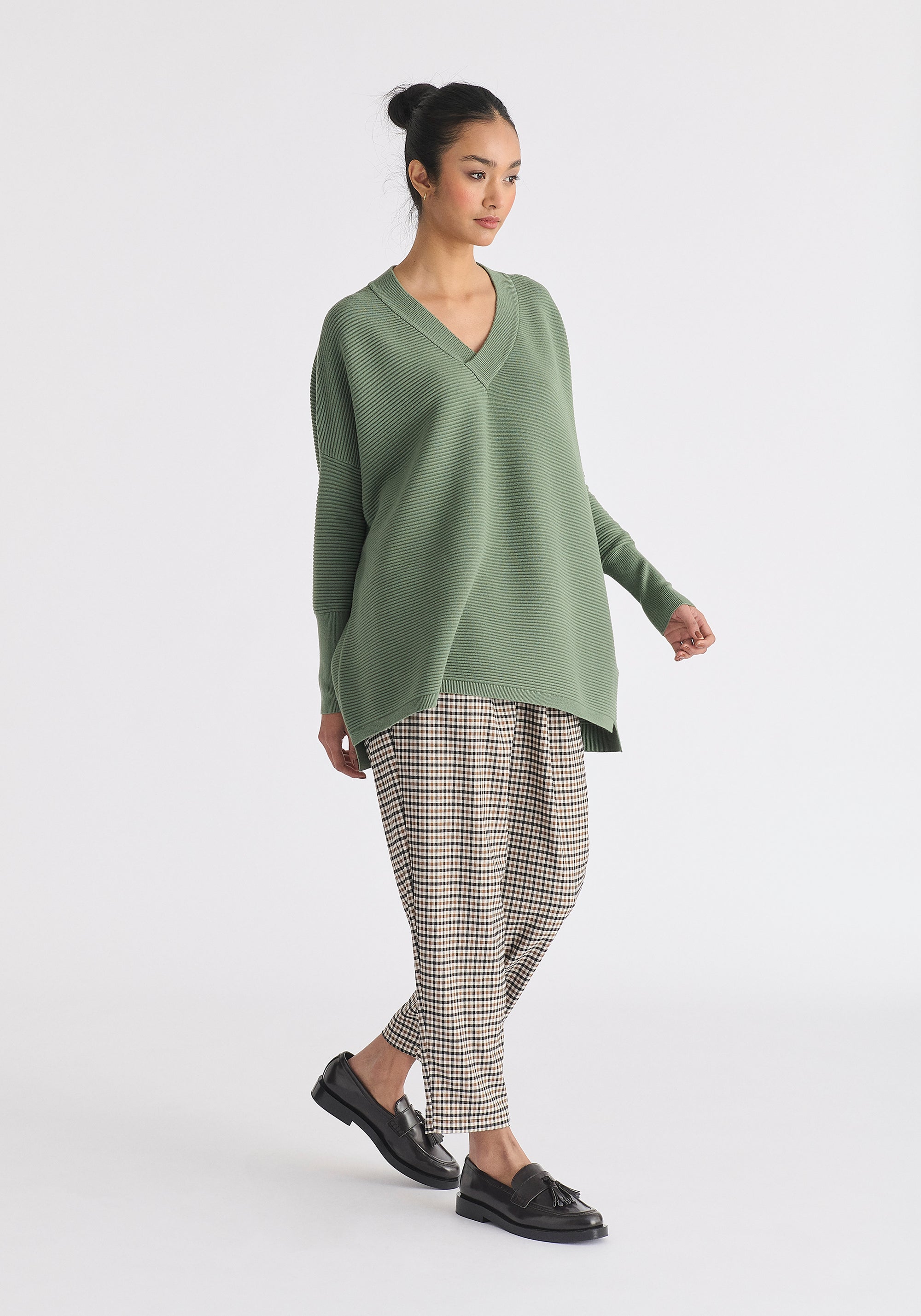 Paisie V-Neck Ribbed Jumper in Sage Green Side