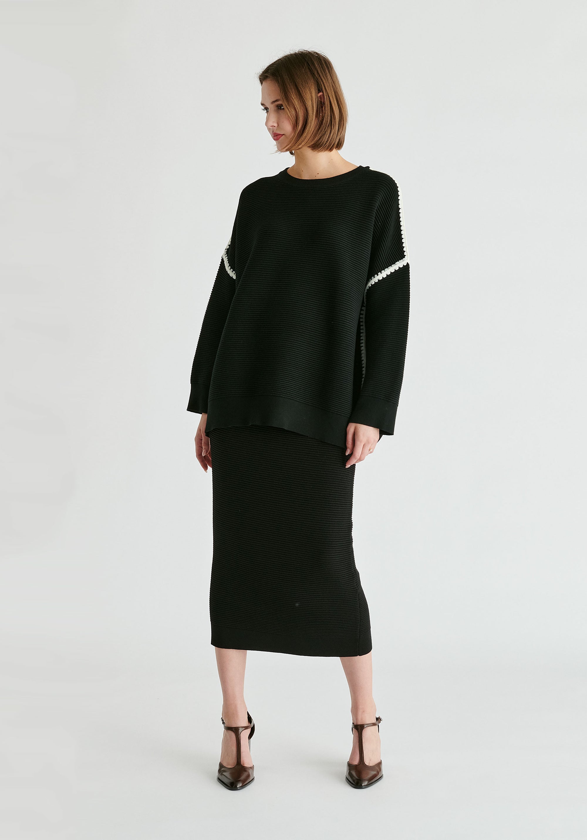Ribbed Jumper with Contrasting Embroidery in Black Front