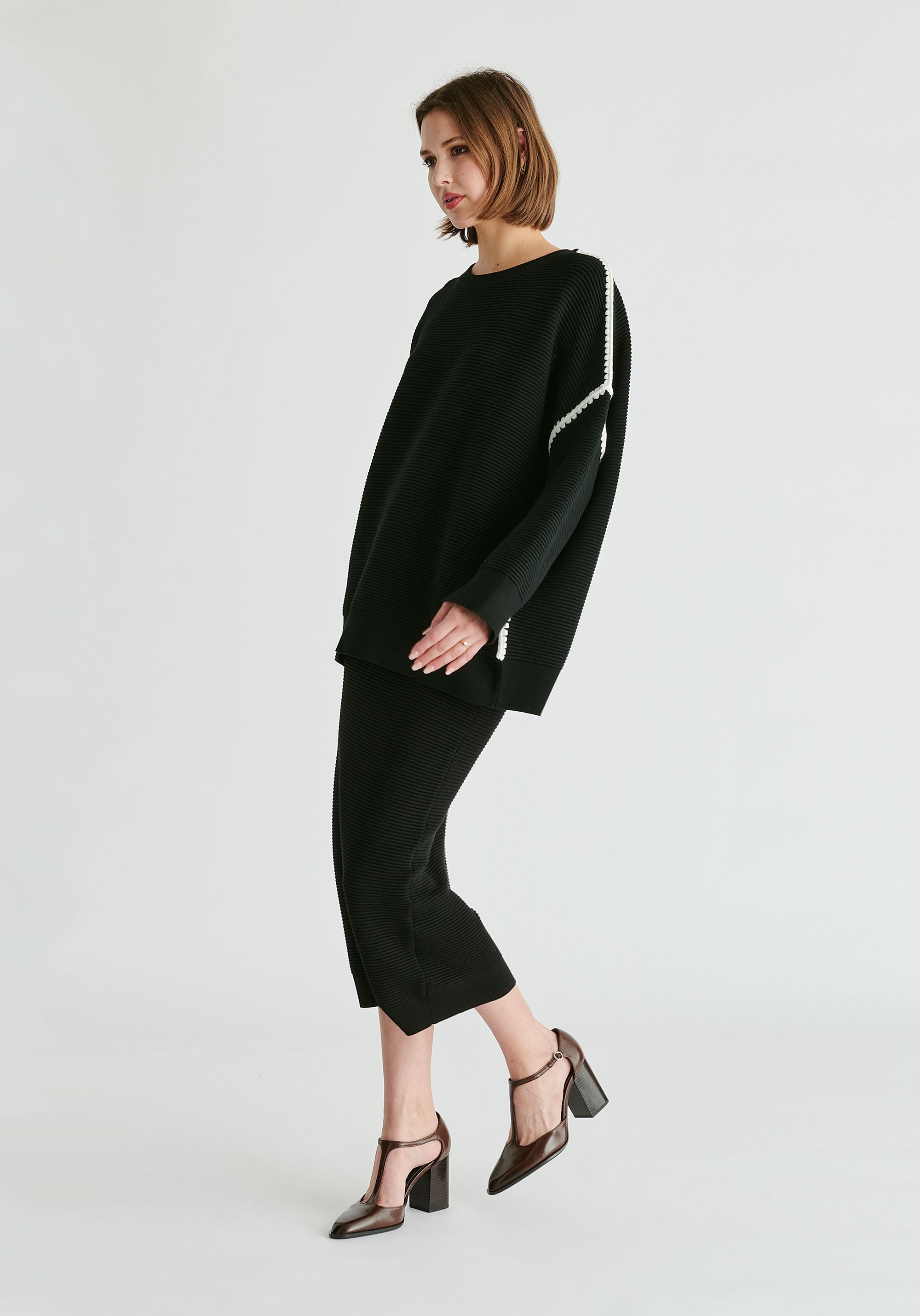 Ribbed Jumper with Contrasting Embroidery in Black Side