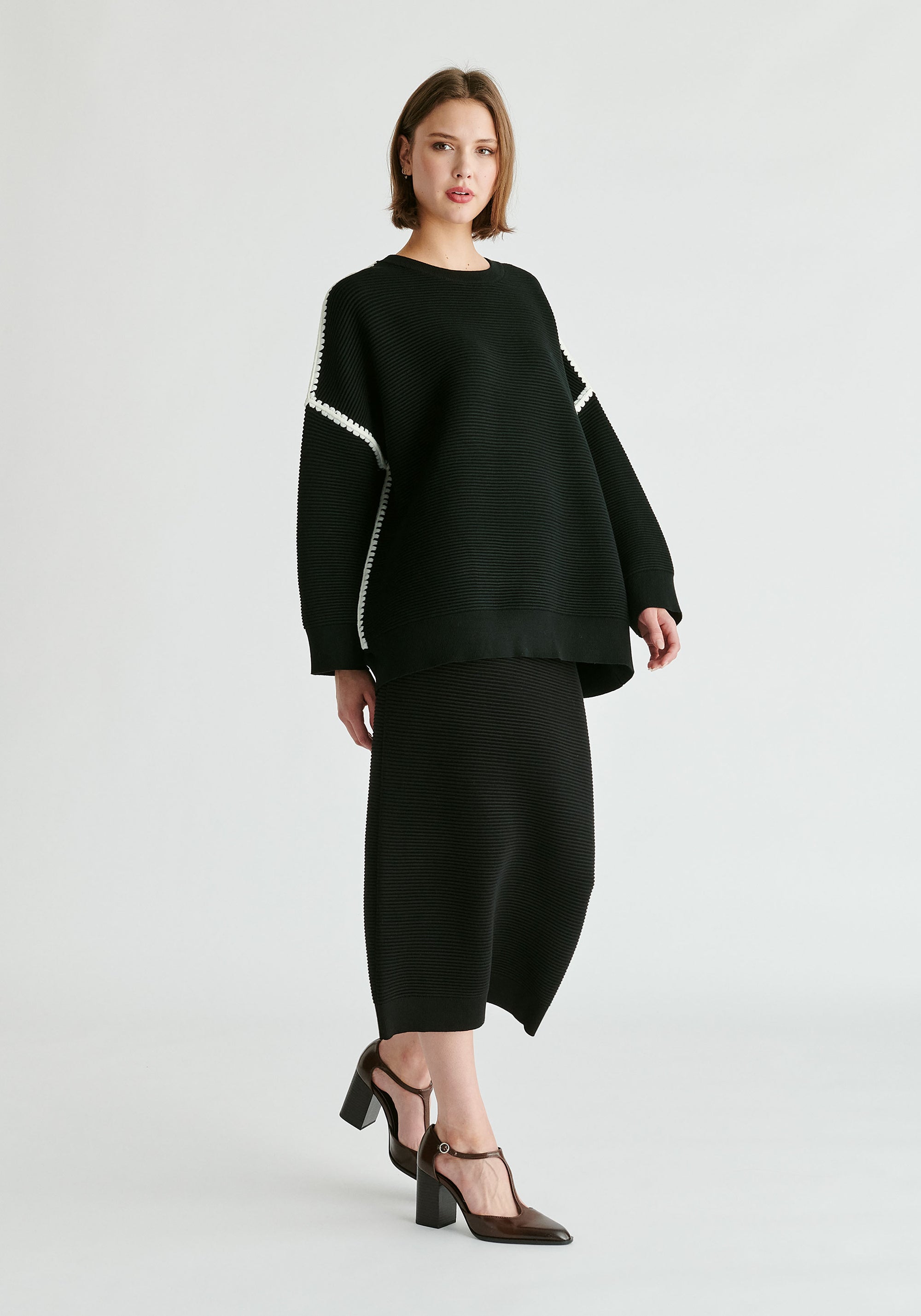 Ribbed Jumper with Contrasting Embroidery in Black Side