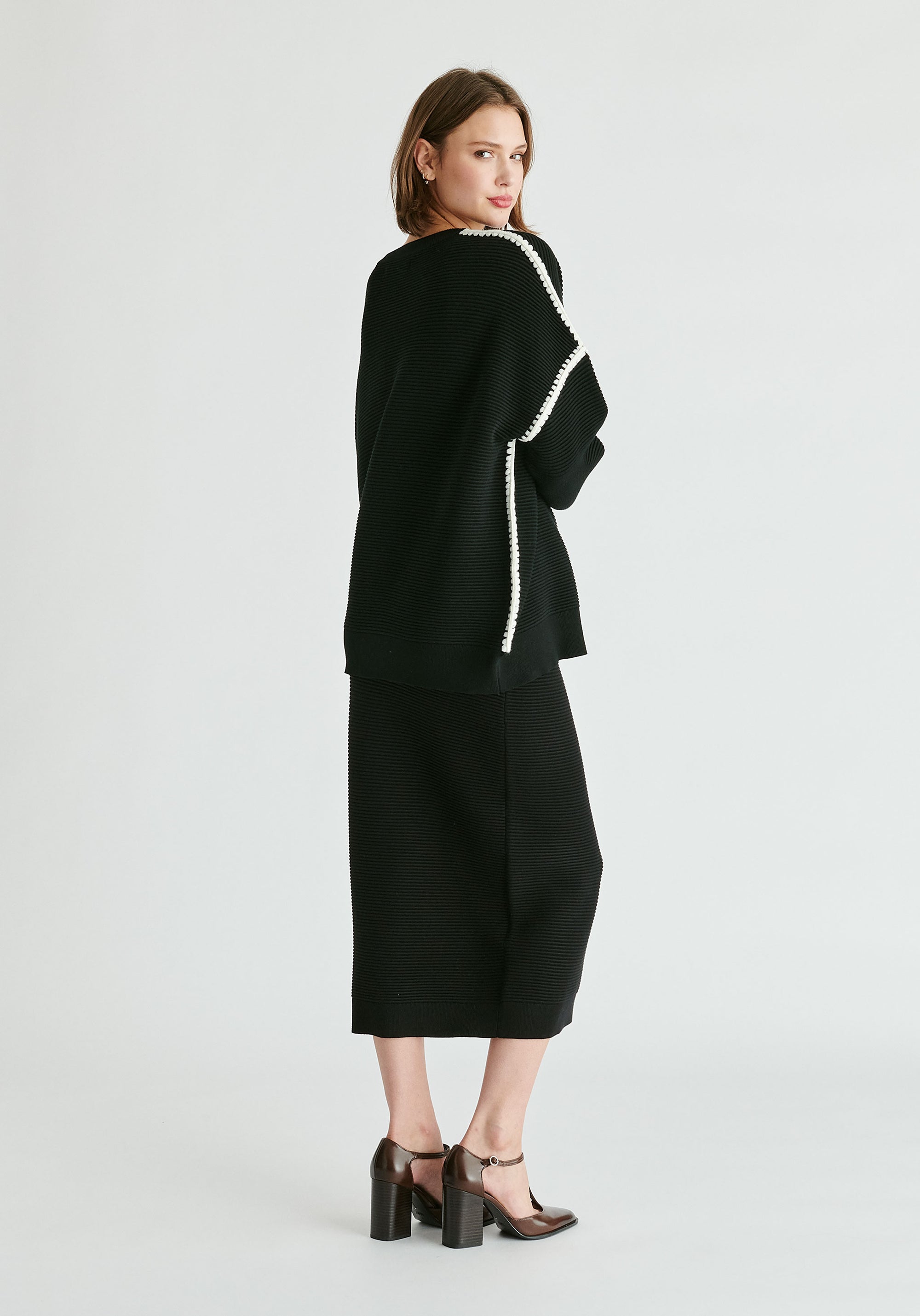 Ribbed Jumper with Contrasting Embroidery in Black Back