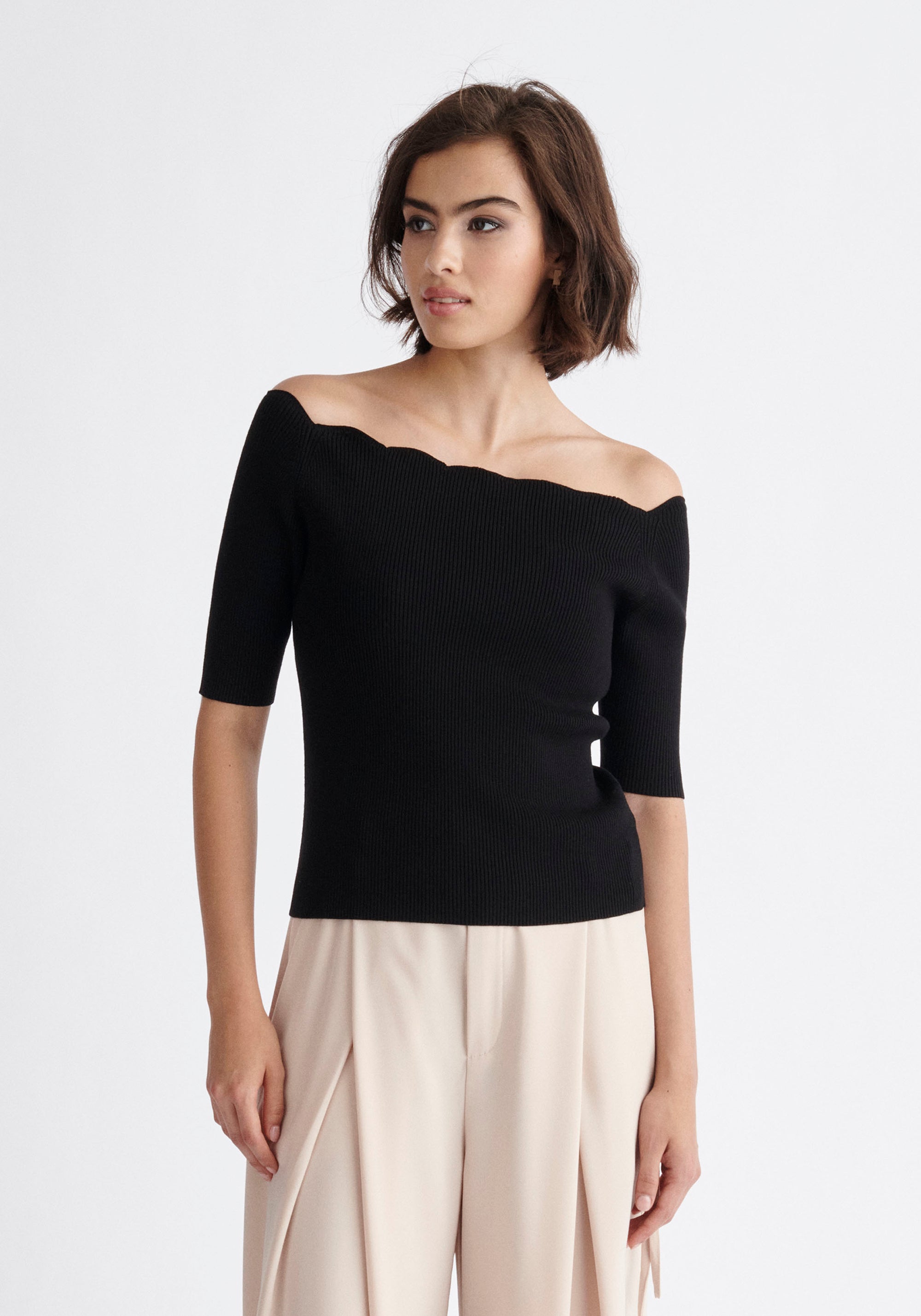 Paisie Scallop Neck Top in Black