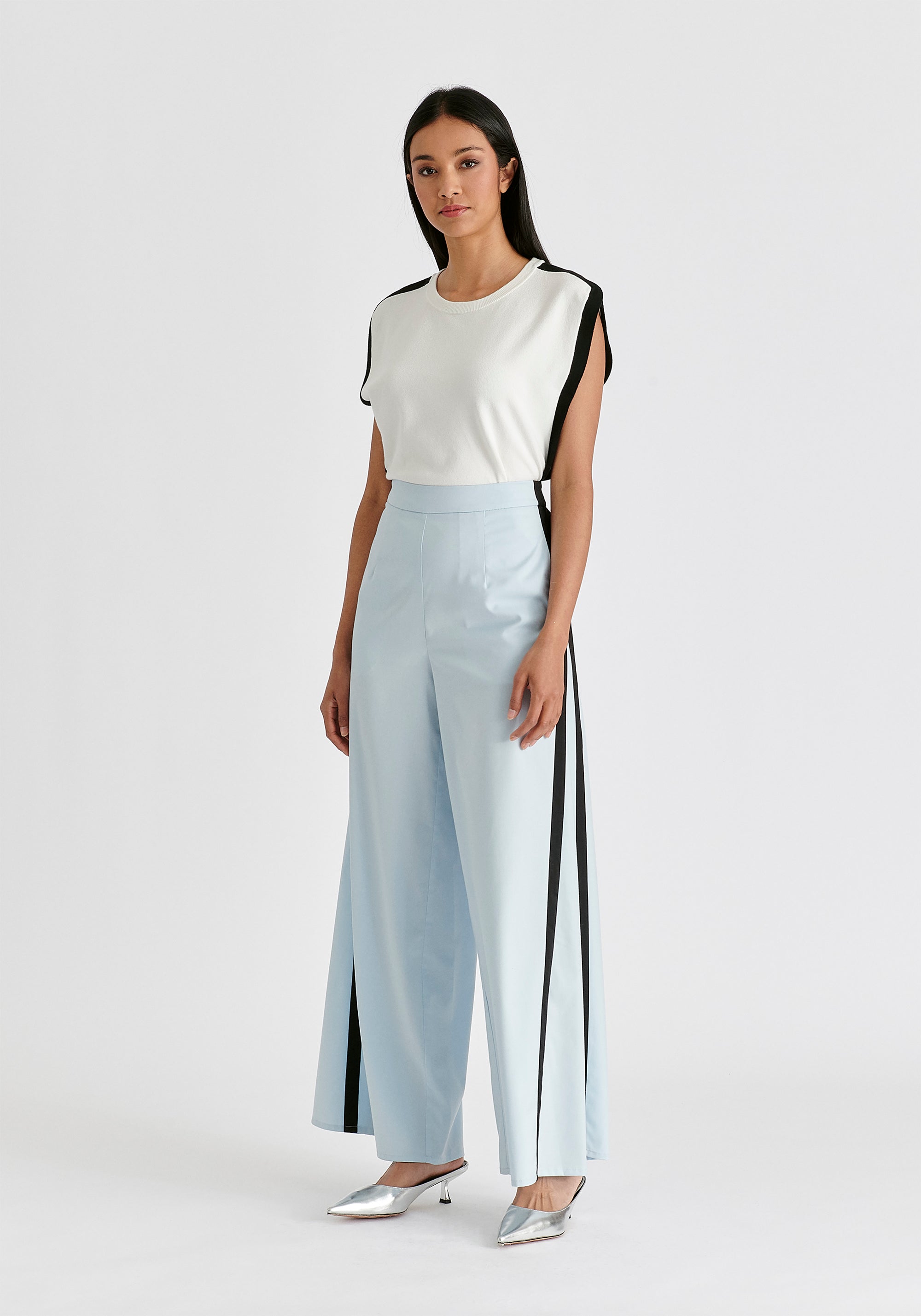 Contrast Trim Round Neck Knit Top in White and Black