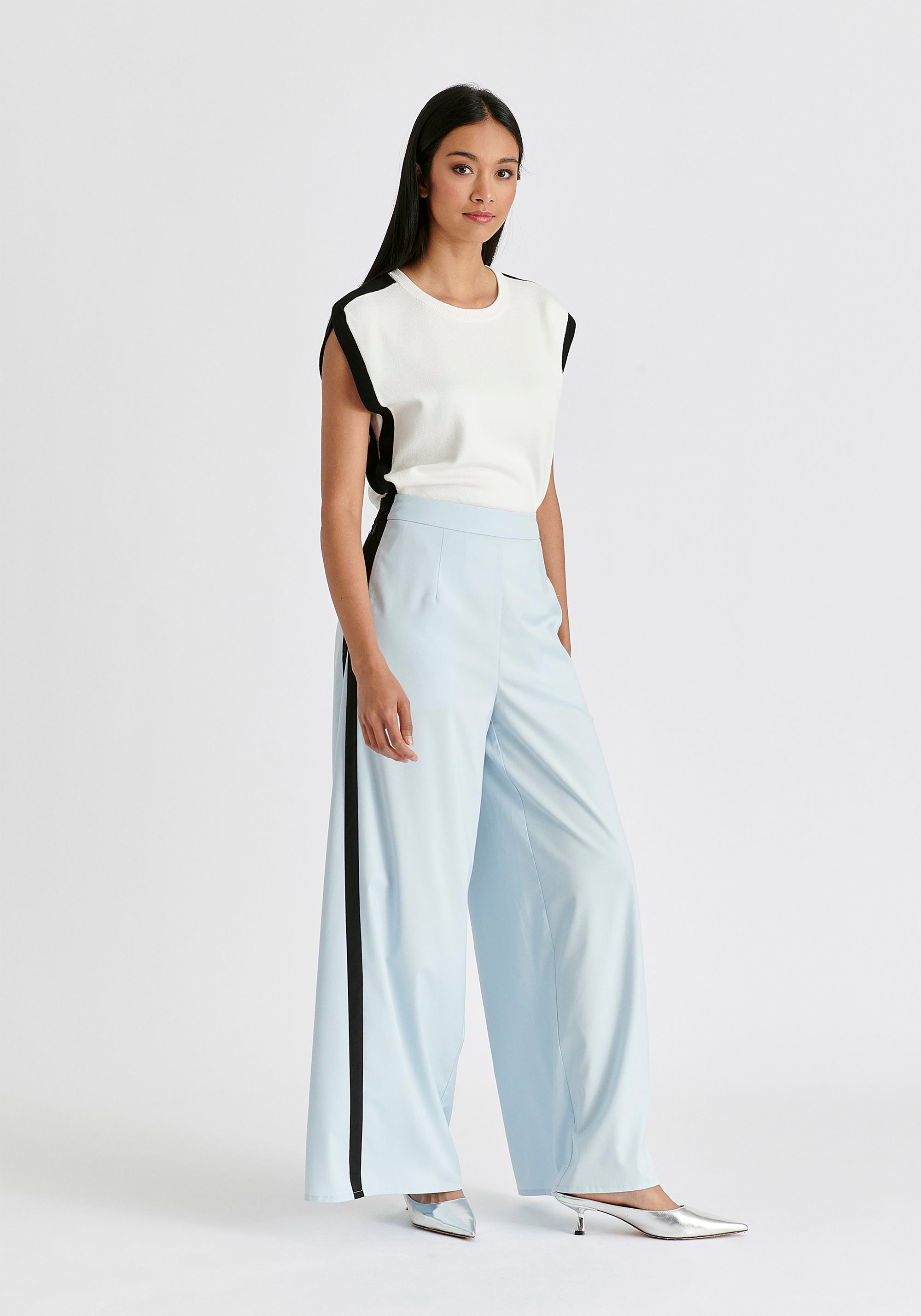 Contrast Trim Round Neck Knit Top in White and Black Side
