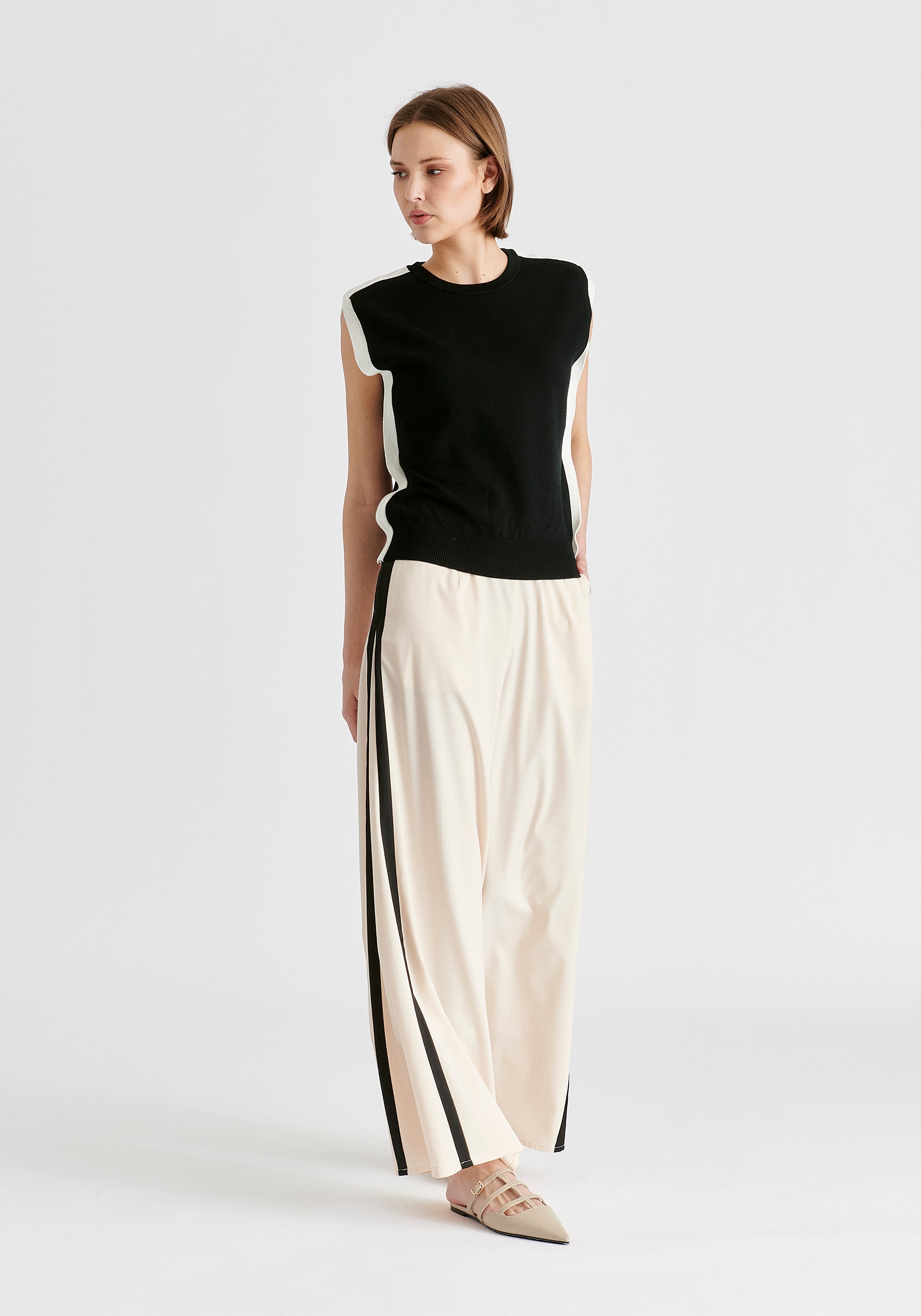 Contrast Trim Round Neck Knit Top in Black and White Side