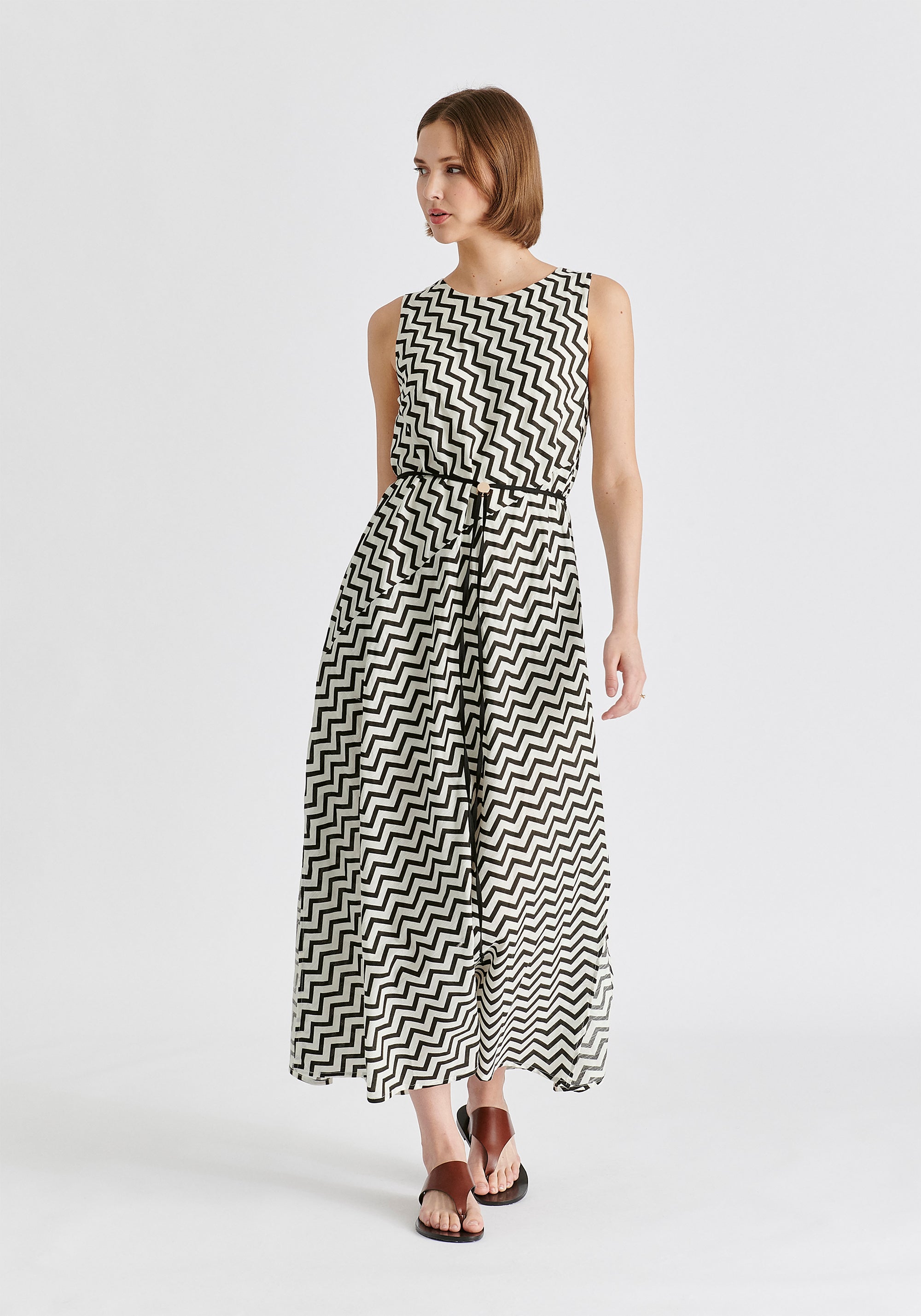 A-Line Midaxi Dress in Zigzag Pattern in White and Black Side