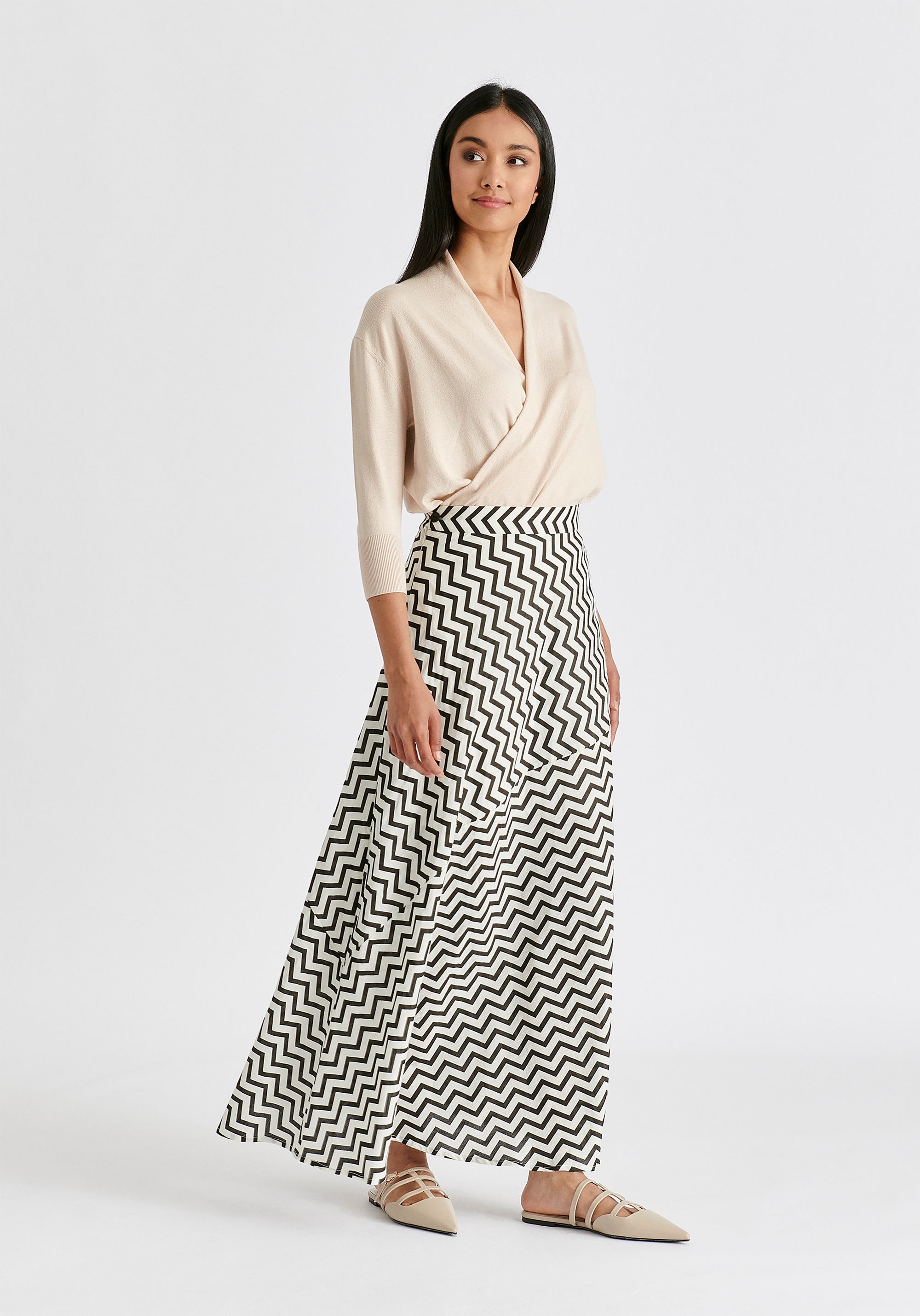 Maxi Skirt in Zigzag Pattern in White and Black Side
